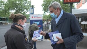 Free-masks-offered-to-public-transport-users-in-and-around-Paris