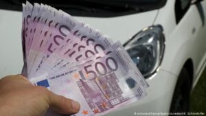 German-man-forgets-E20000-cash-on-car-roof