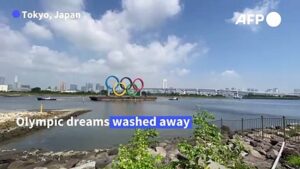 Giant-Olympic-rings-in-Tokyo-towed-away-for-maintenance