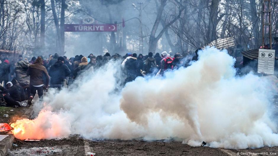 Greek-police-fire-tear-gas-at-migrants-on-Turkish-border