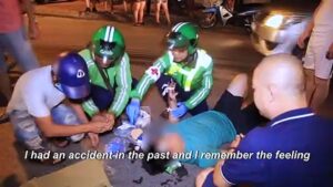 Hanoi-motorbike-taxi-drivers-turn-first-aiders