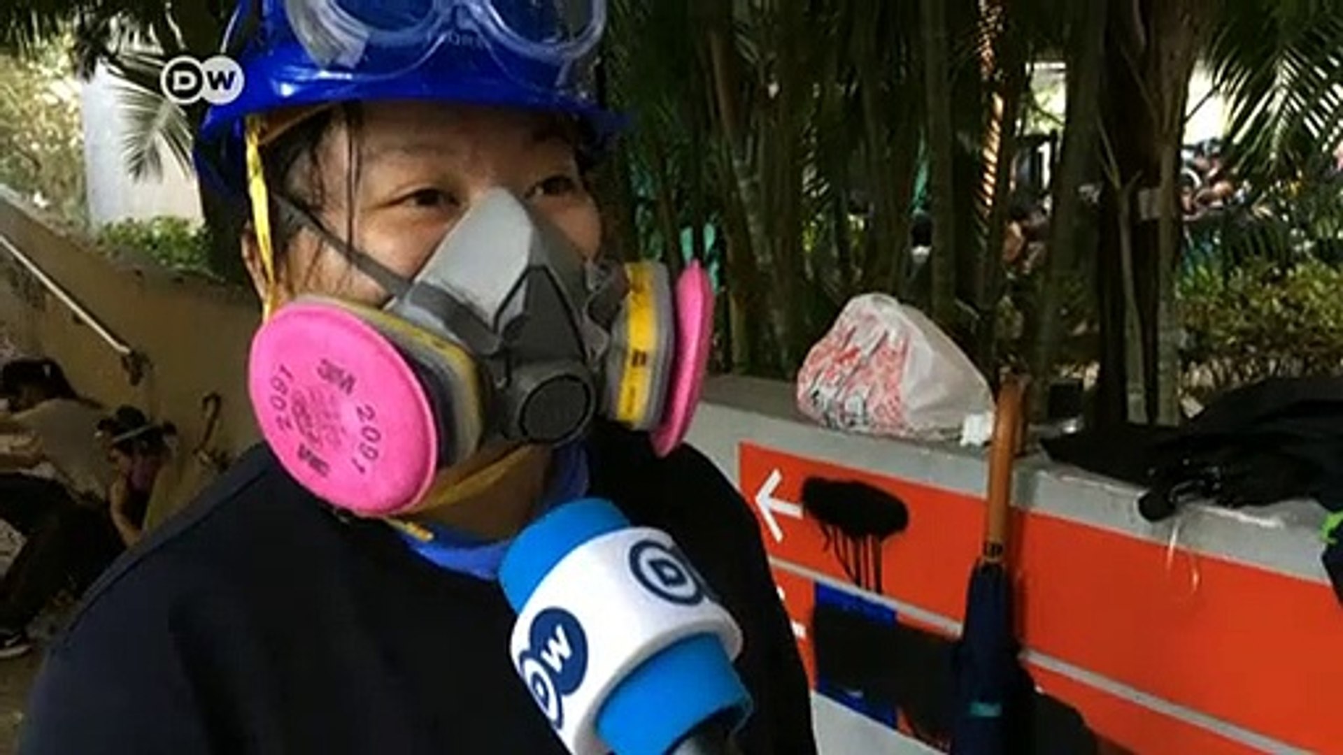 Hong-Kong-police-threaten-live-bullets-during-university-siege-2