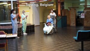 Hospital-staff-applaud-a-100-year-old-patient-cured-of-COVID-19