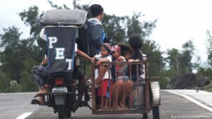 Hundreds-of-thousands-evacuated-as-Philippines-braces-for-Typhoon-Kammuri