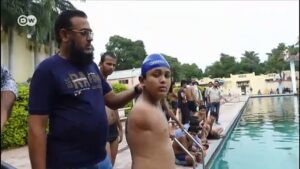 India-An-armless-boy-is-a-great-swimmer