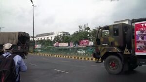Indias-military-salutes-virus-workers-with-rose-petals