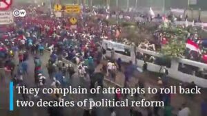 Indonesia-police-tear-gas-students-protesting-sex-graft-laws