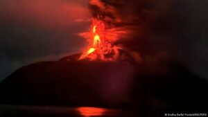 Indonesia-volcano-eruption-forces-evacuations