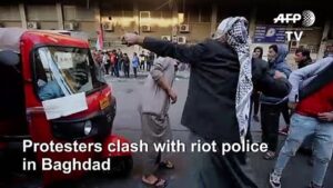 Iraqi-protesters-clash-with-riot-police-in-Baghdads-Al-Khilani-Square