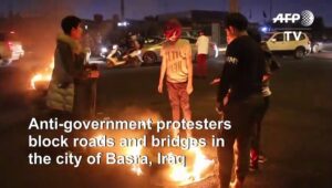 Iraqis-block-roads-in-Basra-as-political-crisis-rages