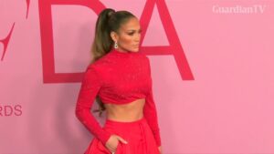 Jennifer-Lopez-picks-up-the-Fashion-Icon-Award-from-the-CFDA