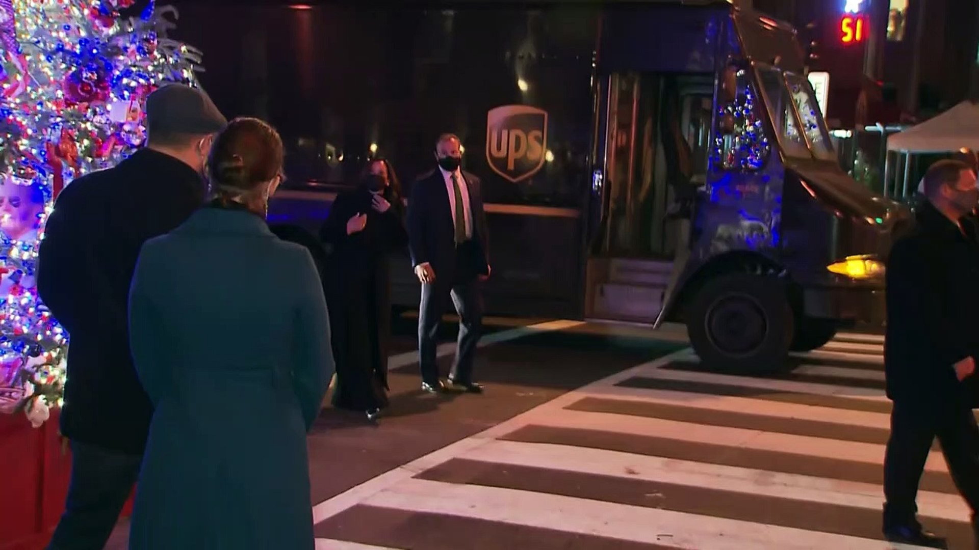 Kamala-Harris-picks-up-takeout-food-in-downtown-DC