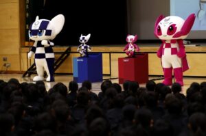 Kawaii-Olympic-robot-mascots-thrill-Tokyo-students