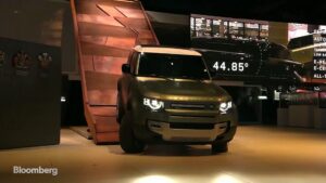Land-Rover-brings-back-the-defender-with-some-modern-twists