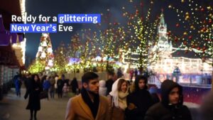 Locals-flock-to-festive-Red-Square-despite-Moscow-virus-spike