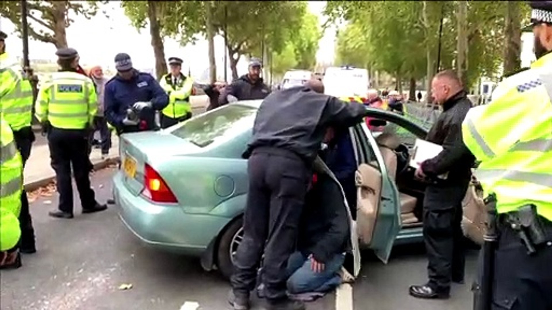 London-police-arrest-21-climate-change-protesters-as-mass-action-starts