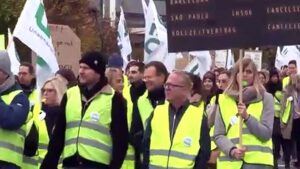 Lufthansa-cabin-crew-threaten-longer-strikes