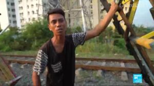 Manilas-trolley-boys-dodge-traffic-and-death-every-day
