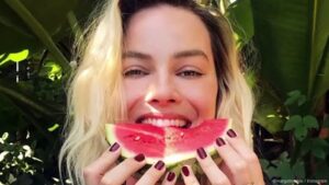 Margot-Robbie-struggles-with-Thanksgiving-dish