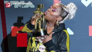 Missy-Elliott-loses-diamond-necklace-at-MTV-VMAs