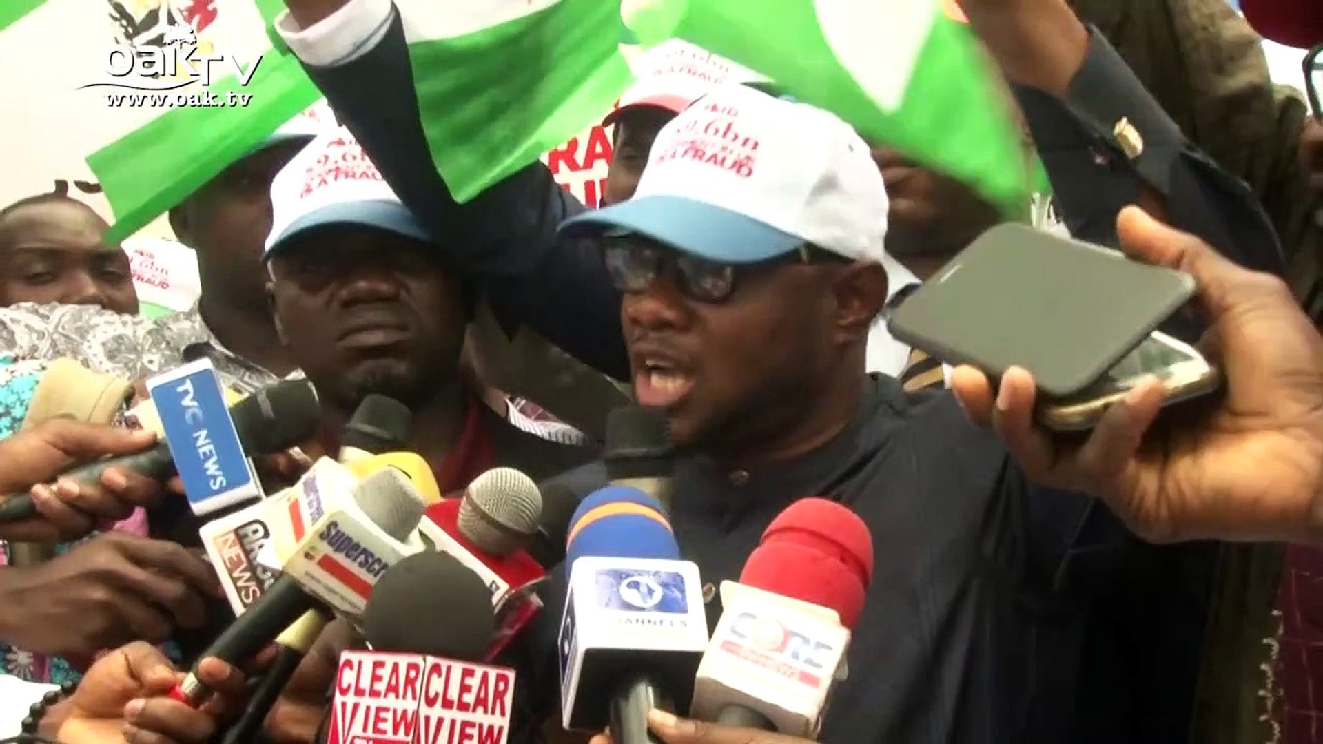 Moment-protesters-stormed-U.K-High-Commission-in-Abuja-over-9.6bn-judgement