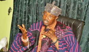 Oluwo-Of-Iwo-beats-up-another-monarch-during-Peace-meeting