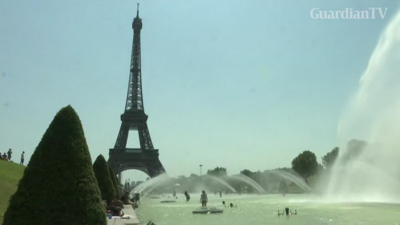 Parisians-take-a-dip-by-the-Eiffel-Tower