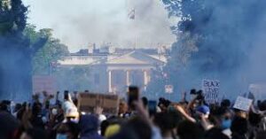 Police-watch-over-crowd-of-protesters-outside-White-House