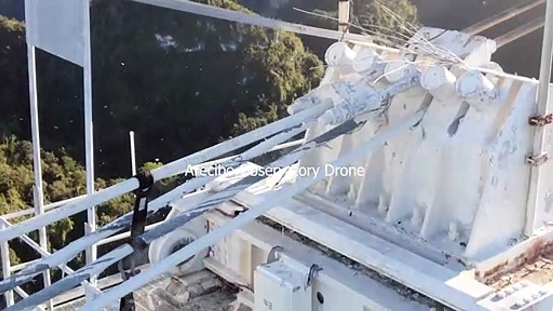 Puerto-Ricos-famed-Arecibo-telescope-collapses-1