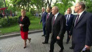 Putin-and-Xi-visit-pandas-at-Moscow-Zoo