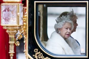 Queen-Elizabeth-II-goes-fur-free