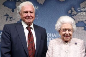 Queen-awards-Sir-David-Attenborough-the-Chatham-House-Prize-for-Blue-Planet-series
