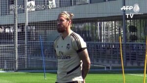 Real-Madrid-players-hold-minutes-silence-for-COVID-19-victims