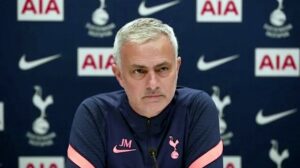 Reporter-puts-Mourinho-in-a-spin