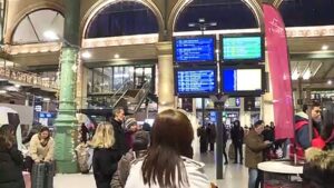 Residents-and-tourists-in-Paris-react-to-25-days-of-strikes