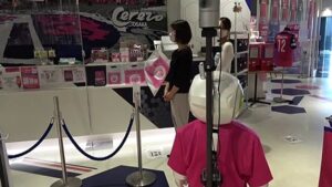 Robot-reminds-Japan-shoppers-to-wear-masks