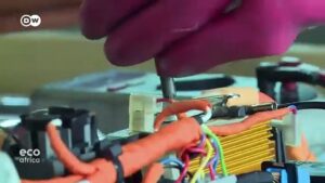 Salvaging-raw-materials-from-car-batteries