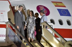 Spanish-king-and-queen-land-in-Cuba
