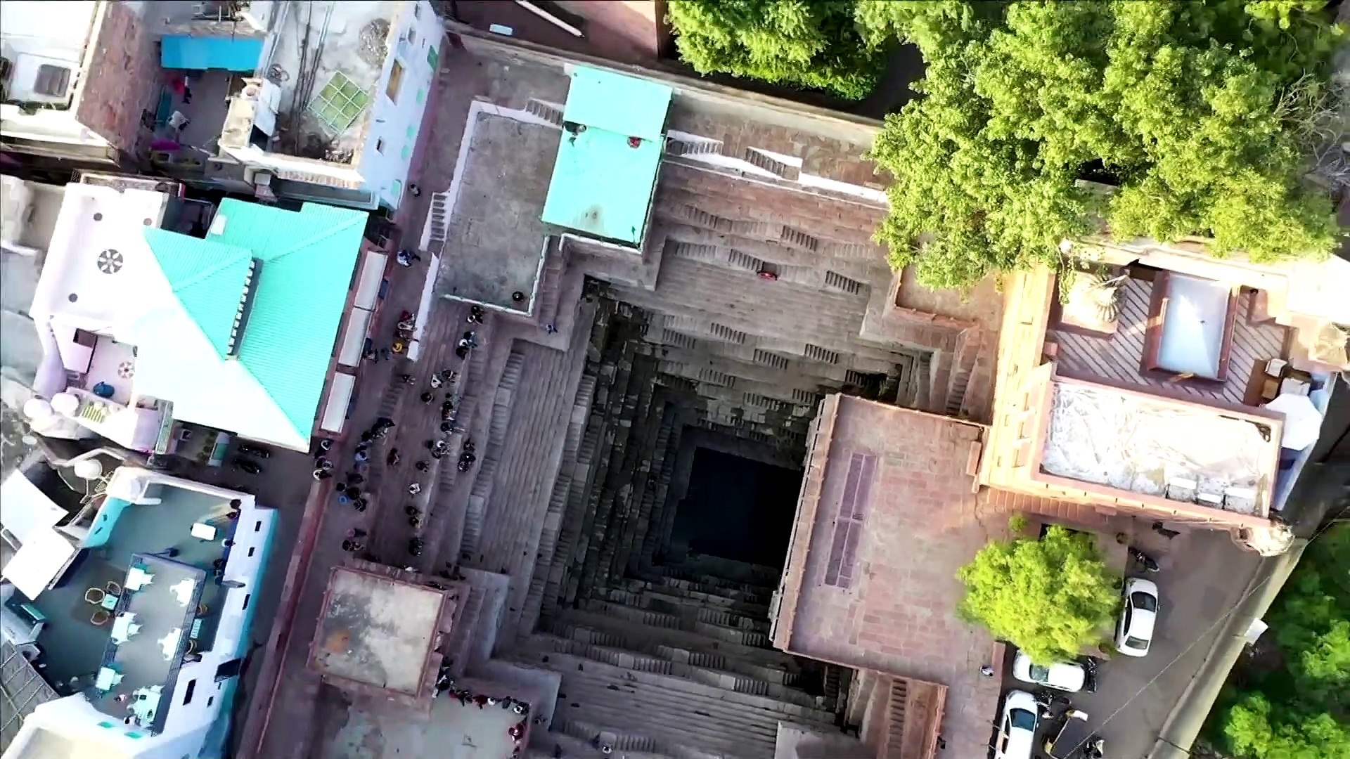 Spectacular-high-dives-into-18th-century-pool-in-Jodhpur