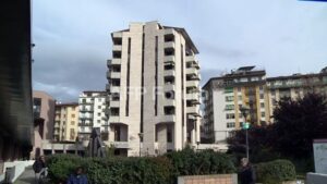 Street-artist-paints-giant-Nelson-Mandela-mural-in-Florence