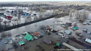 Tens-of-thousands-of-Kazakhs-Russians-flee-floods-1