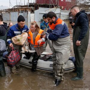 Tens-of-thousands-of-Kazakhs-Russians-flee-floods