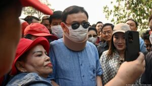 Thai ex-PM Thaksin Shinawatra charged with royal defamation dw
