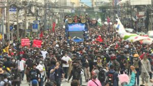 Thai-protesters-demand-PM-quits-after-scuffles-with-royalists