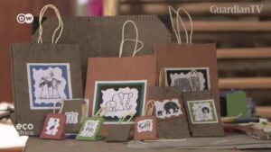 The-Ugandan-women-making-paper-bags-from-bananas