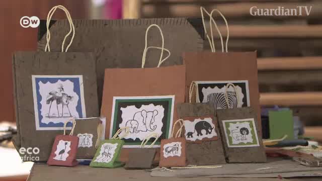 The-Ugandan-women-making-paper-bags-from-bananas