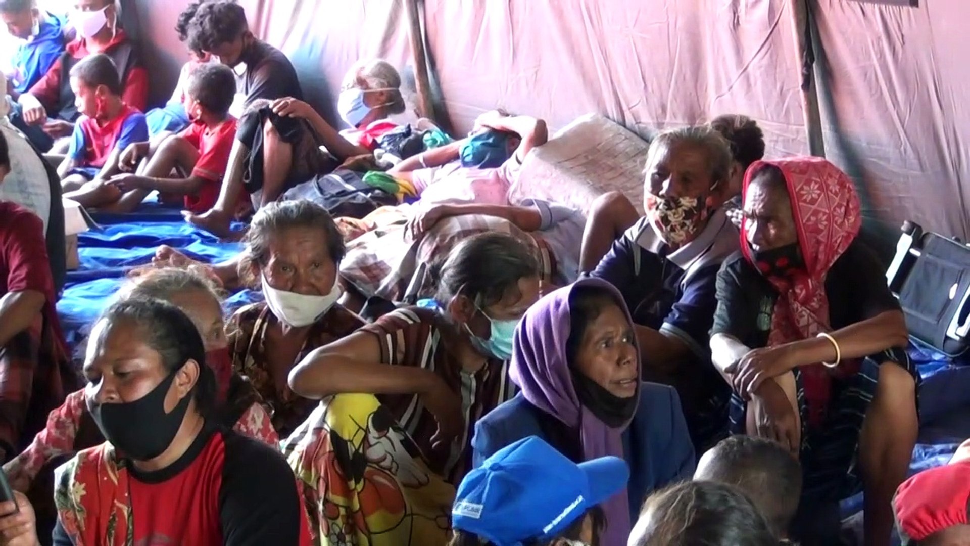 Thousands-flee-as-Indonesian-volcano-bursts-to-life