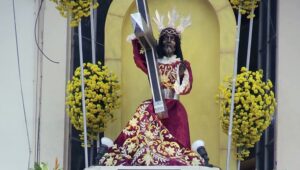 Thousands-flock-to-Philippine-church-for-miracle-from-Catholic-icon