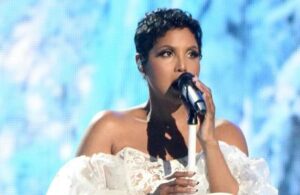 Toni-Braxton-wows-with-first-AMAs-performance-in-25-years