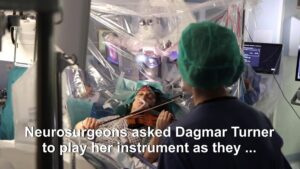 UK-violinist-plays-during-brain-surgery